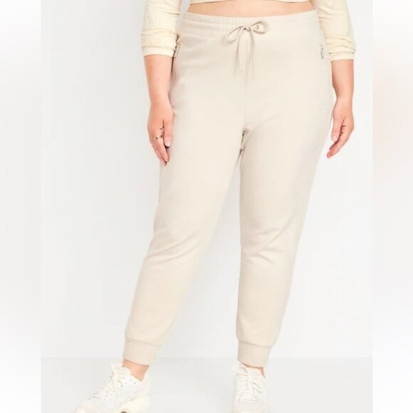 Old Navy Dynamic Fleece Jogger - Picture 1 of 5